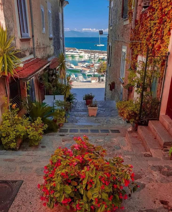 By The Sea In Scario Apartment Exterior photo